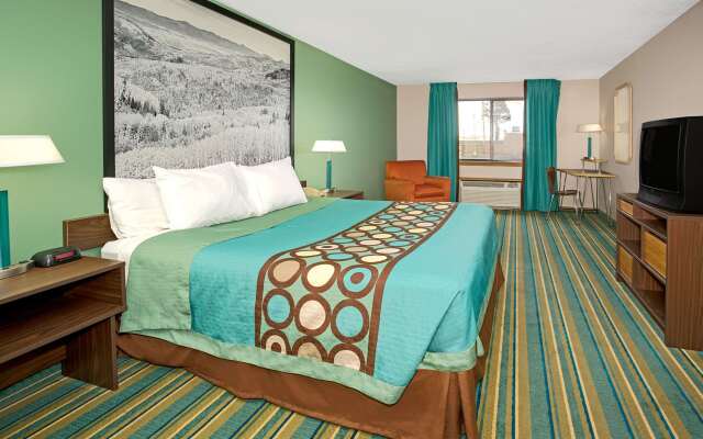 Super 8 by Wyndham Denver Stapleton