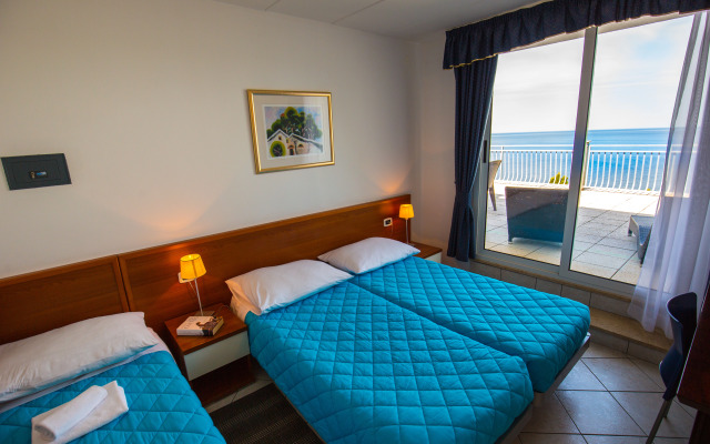 Splendid Golden Rocks Resort