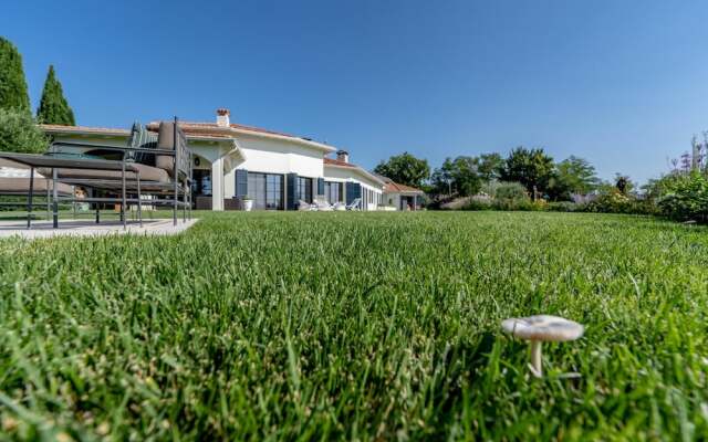 Charming Green and Blue Villa by Wonderful Italy