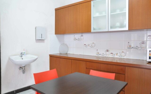 RedDoorz Plus near Riau Street 2