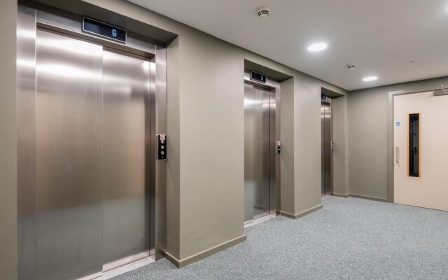 Central Modern Apartment with Fast Wifi Sleeps 6