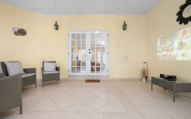 Cozy Central 4br3ba Home w Pvt Pool Largegarden