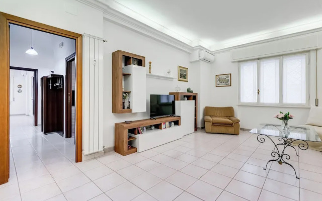 Cozy 2-Bedroom Flat with Balcony