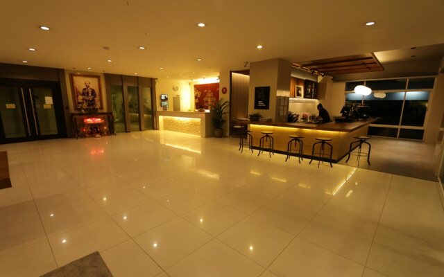 The Royal Bee Apart Hotel