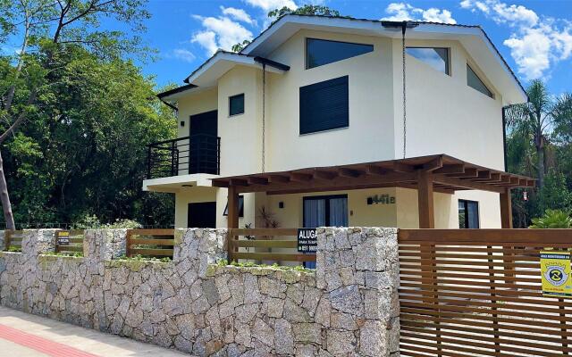Casa Privativa com Piscina na Ferrugem