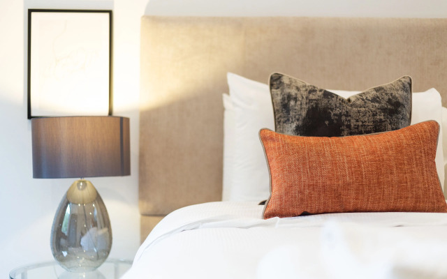 The Carlyle - Elegant Serviced Apartments