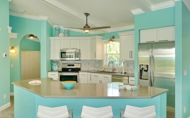 Private Home and Guesthouse With Courtyard, Pool and spa