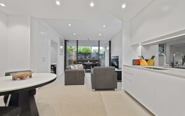 Peaceful Water Side Retreat with Huge Courtyard