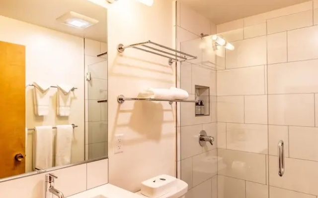 Modern 1 bedroom in Ski Trails by RedAwning