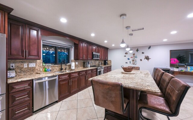 Tropical Naples Hideaway - 1 Mi to Beaches!