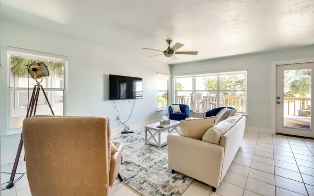 Cedar Key Condo w/ Balcony & Gulf Views!