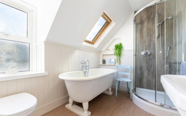 Seaview House - A Traditional Home by the Beach