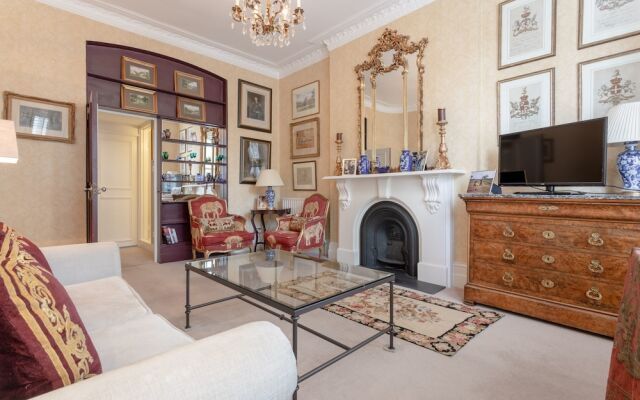 Elegant Apartment in Central Kensington