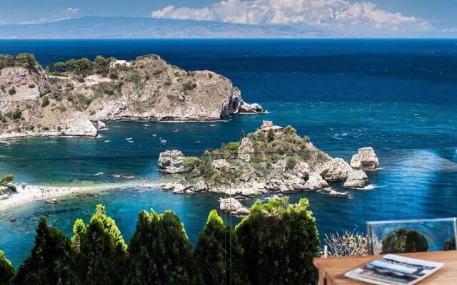 Exclusive Residence With Pool, Breathtaking Views on Taormina and on the sea