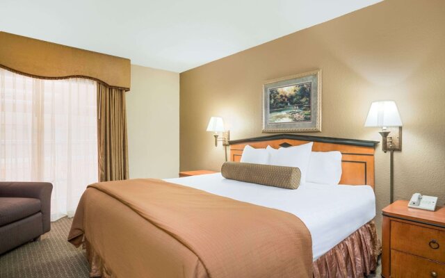 Ramada Plymouth Hotel And Conference Center