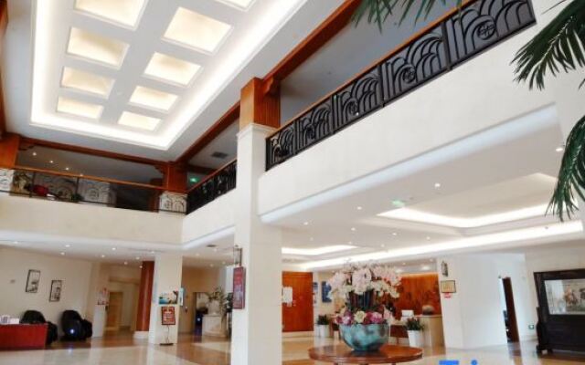 Qujing Longju Hotel (Zhanyi Passenger Terminal Branch)