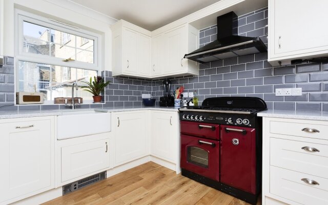 Veeve - 3 bed flat with parking, Walford Road, Stoke Newington