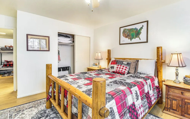 Hike & Golf: Family Home w/ Balcony in Pinetop!