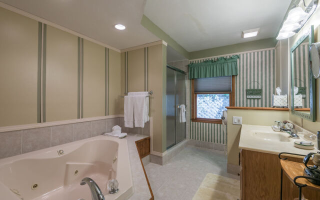 Eight Gables Inn