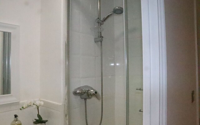 Skyline Haven Modern 2BR w/ Free Parking & 4kTV