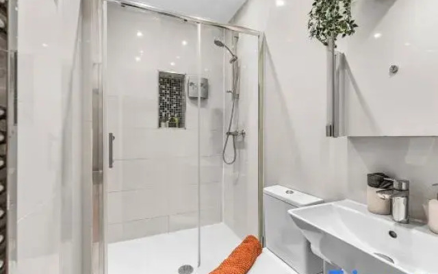 Spacious 2 Bedroom Riverside Home | Welsh Back