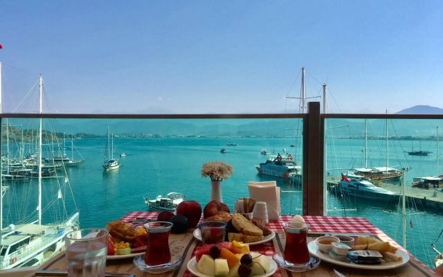 Alesta Yacht Hotel