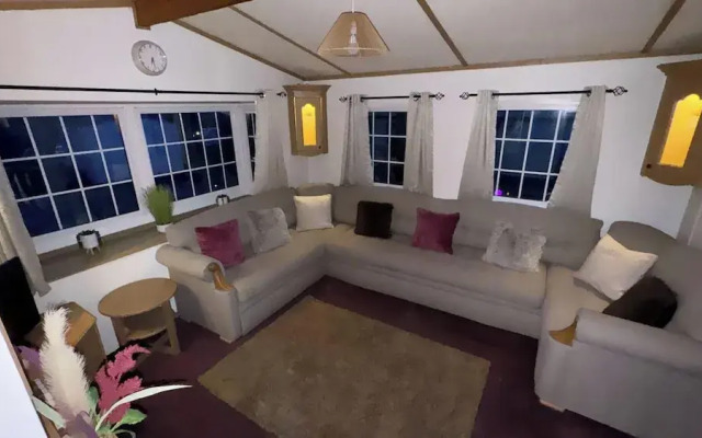 Llanarmon-yn-ial 3-bed Caravan, Sleeps 6