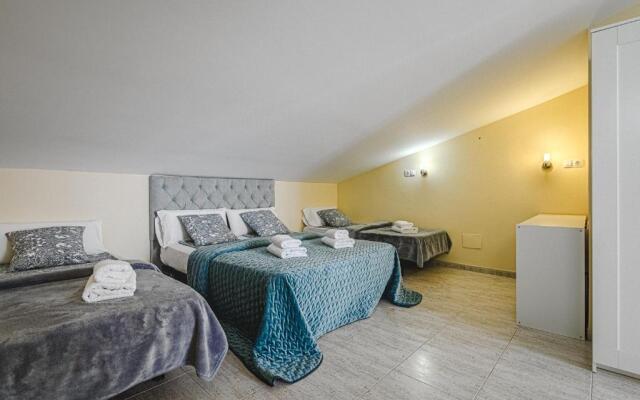 RED Large family apartment, three floors, 10 guests