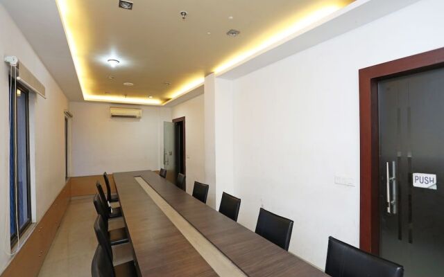 OYO 28439 Skylark Hotel