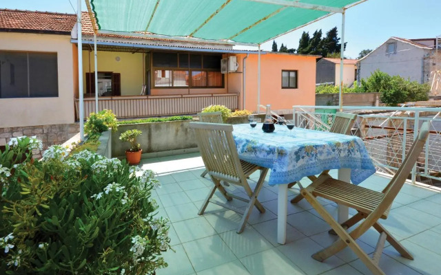 Three-Bedroom Apartment with a Fireplace in Stari Grad