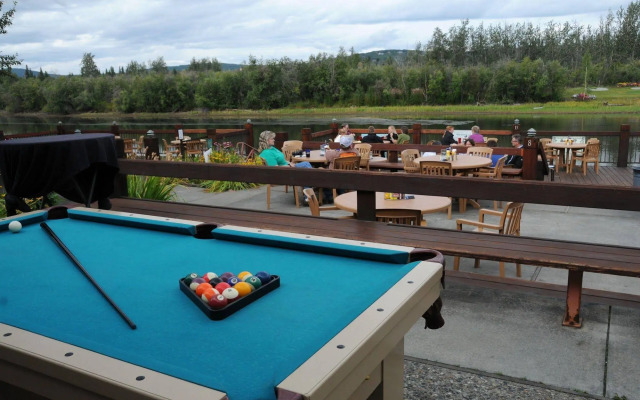 Pike's Waterfront Lodge