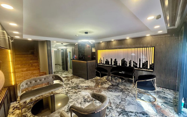 Crowned Exclusive Hotel