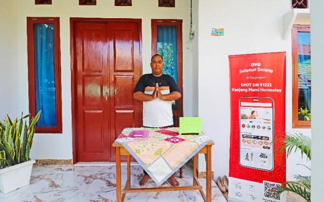 SPOT ON 91222 Kanjeng Mami Homestay Syaria