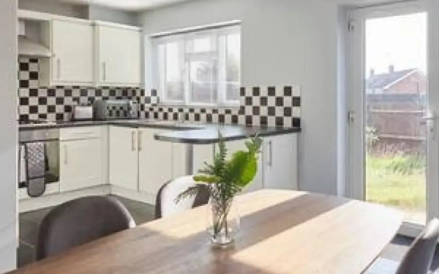 Host Stay Tibshelf House
