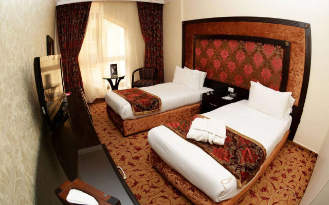 Queen's Suite Hotel