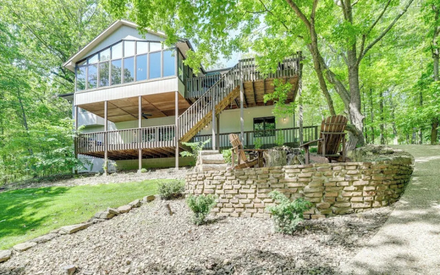 The Bella Vista Lakeside Treehouse: Dock & Kayaks!