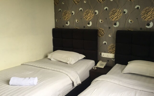 OYO 89856 MF Hotel
