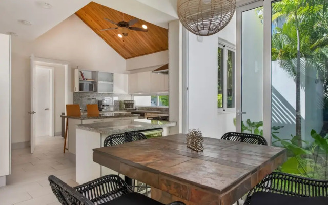 Modern Luxury 6 BR Tropical Retreat With Pool