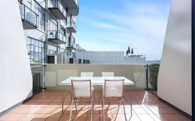 Lovely Bright Apt w/ Pool and Gym by Zodiak Stays