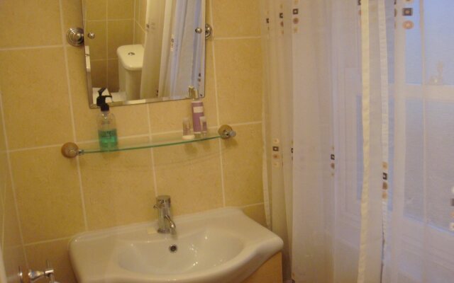 Cross Street Guesthouse & B & B