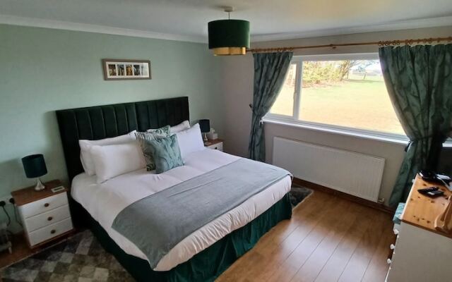 Relax With Amazing Views! 1-bed Studio in Tegryn