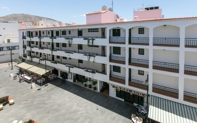 The Midpoint Apartment, Coastal Life Between the Two Beaches