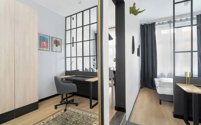Poznan Apartment With Desk by Renters