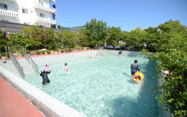 Four Season Youth Hostel