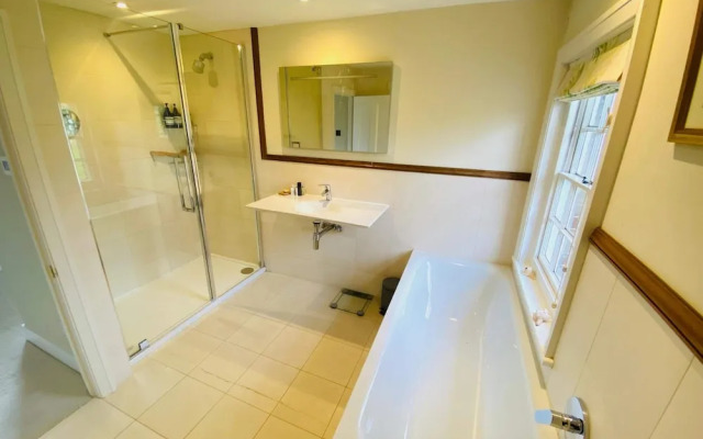 Stunning 6-bed Country House With Heated Pool