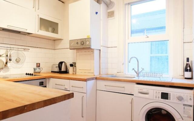 Sunny, Bohemian-style Flat For 4 in Queens Park