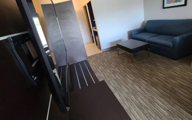 Holiday Inn Express & Suites Sheldon by IHG