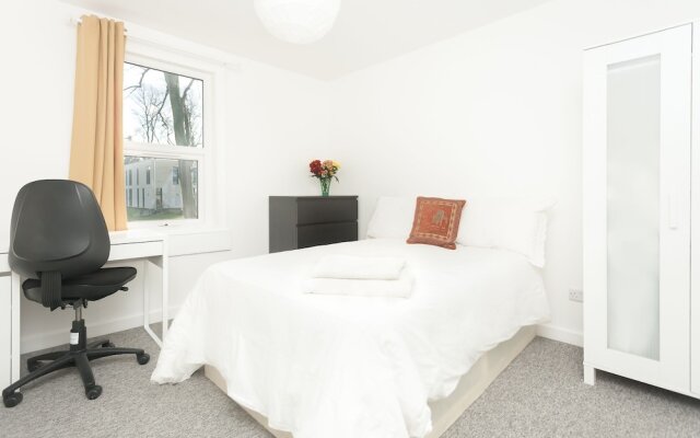 4 BR Townhouse, 10 Minutes From City Centre