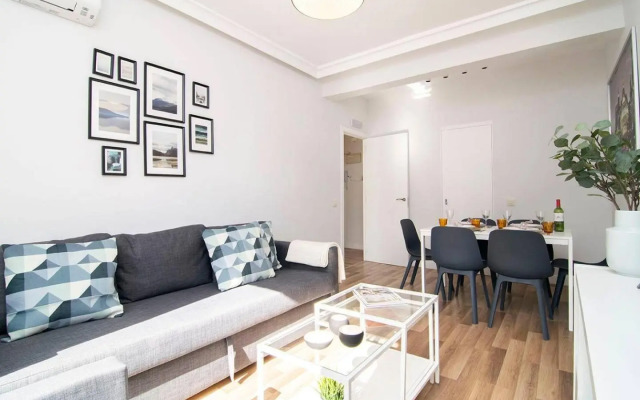 Sunny Apartment at the foot of Royal Palace by Batuecas