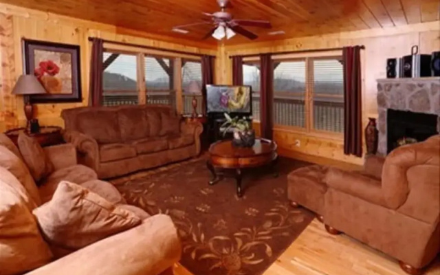 Spacious Party Hut Near Attractions by Redawning